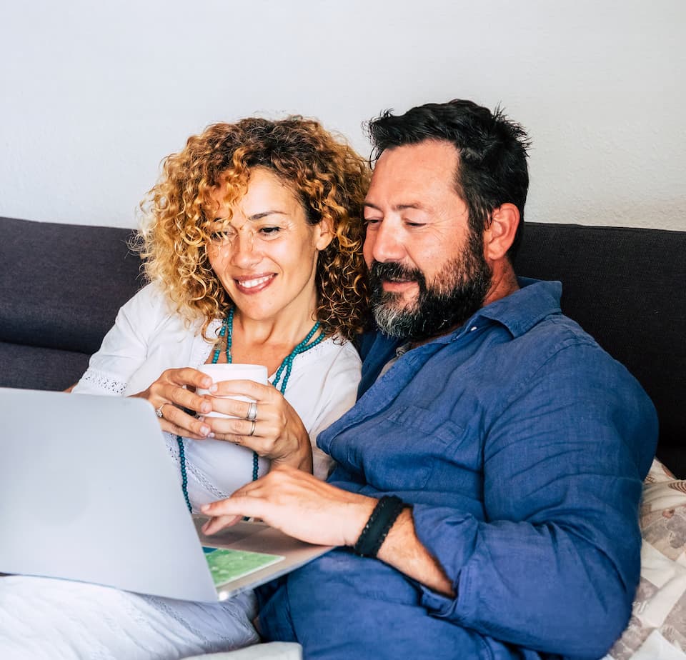 couple-on-laptop-tall